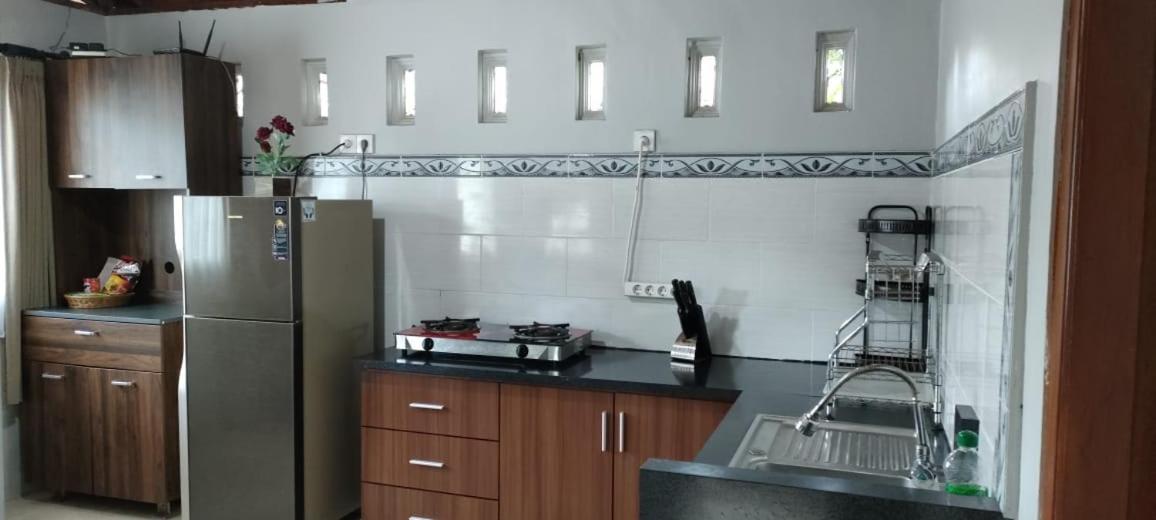 Mama Nings Beach Hotel Sekongkang Екстериор снимка