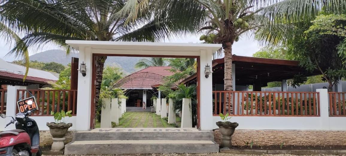 Mama Nings Beach Hotel Sekongkang Екстериор снимка