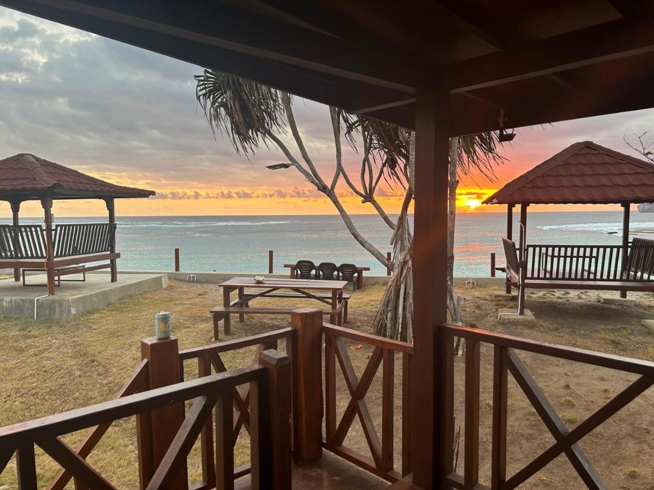 Mama Nings Beach Hotel Sekongkang Екстериор снимка