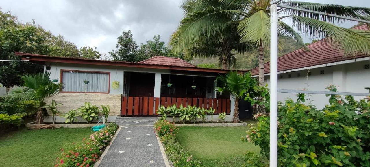 Mama Nings Beach Hotel Sekongkang Екстериор снимка