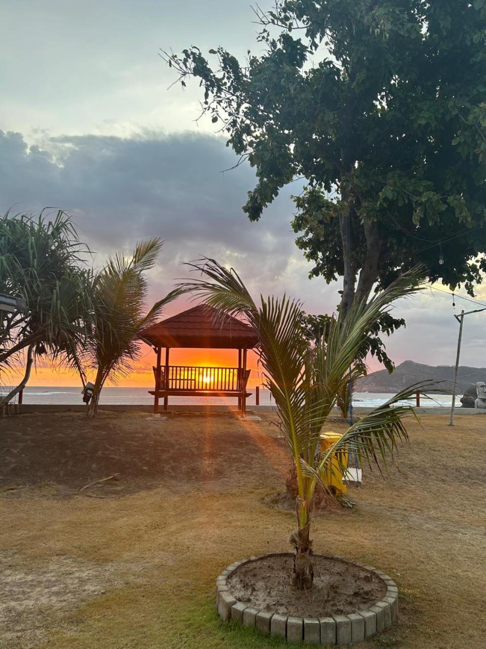 Mama Nings Beach Hotel Sekongkang Екстериор снимка