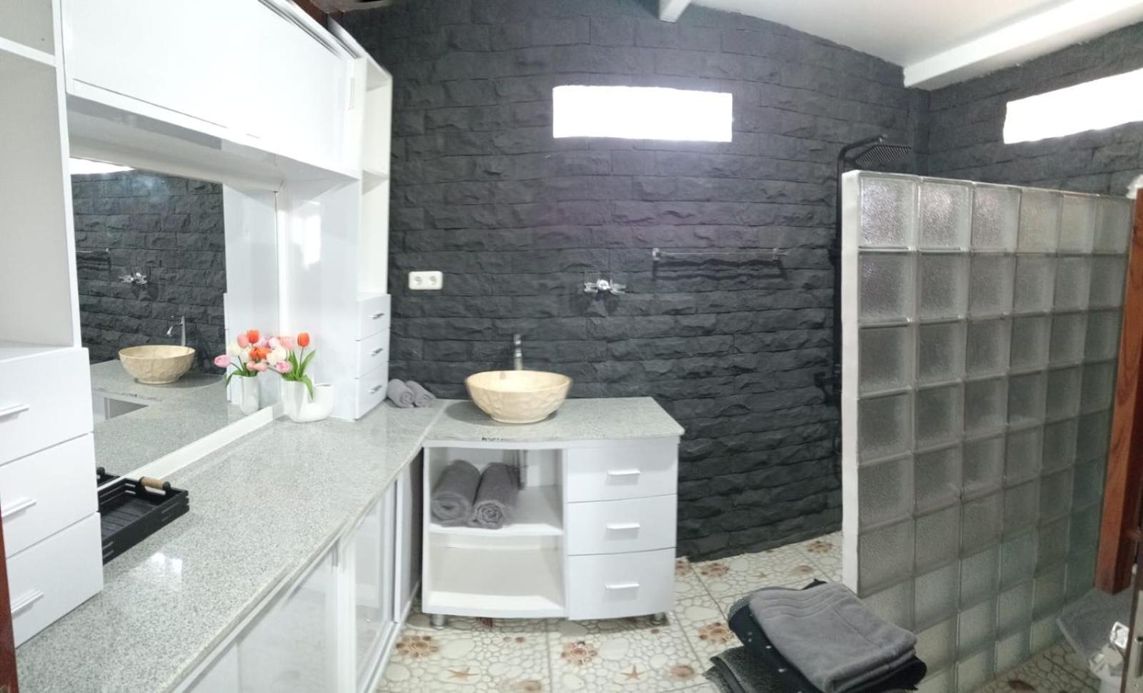 Mama Nings Beach Hotel Sekongkang Екстериор снимка