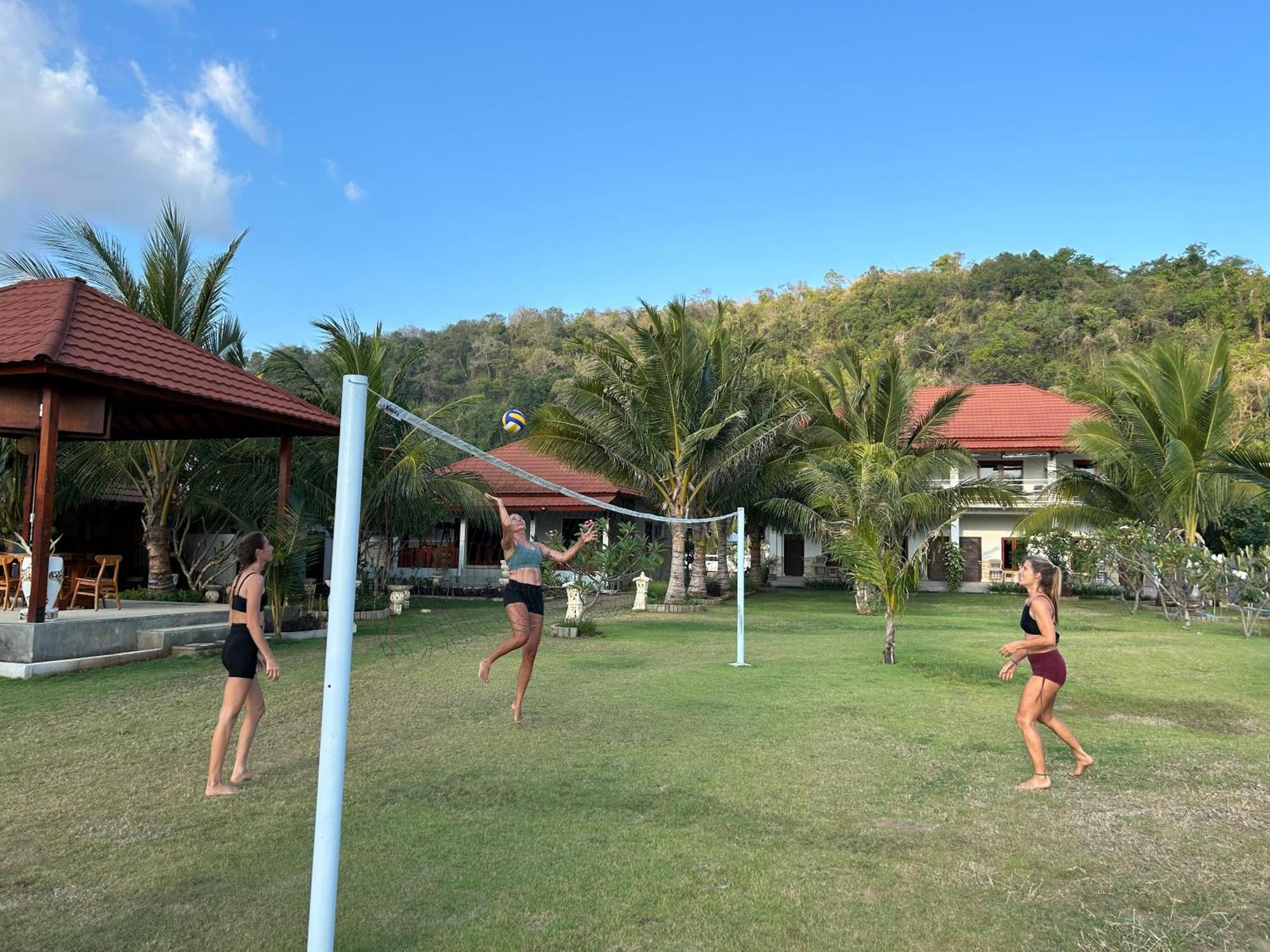 Mama Nings Beach Hotel Sekongkang Екстериор снимка