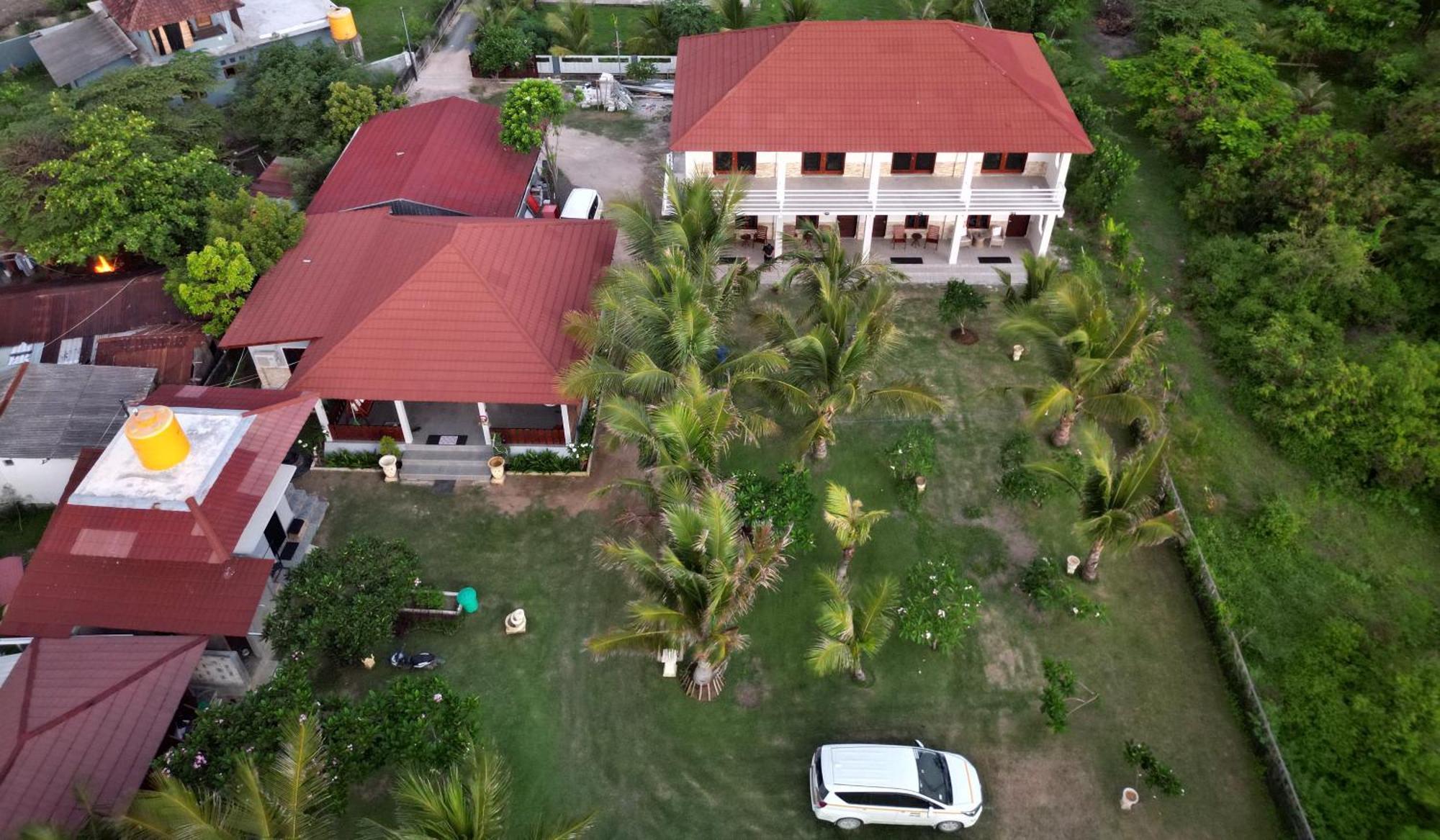 Mama Nings Beach Hotel Sekongkang Екстериор снимка