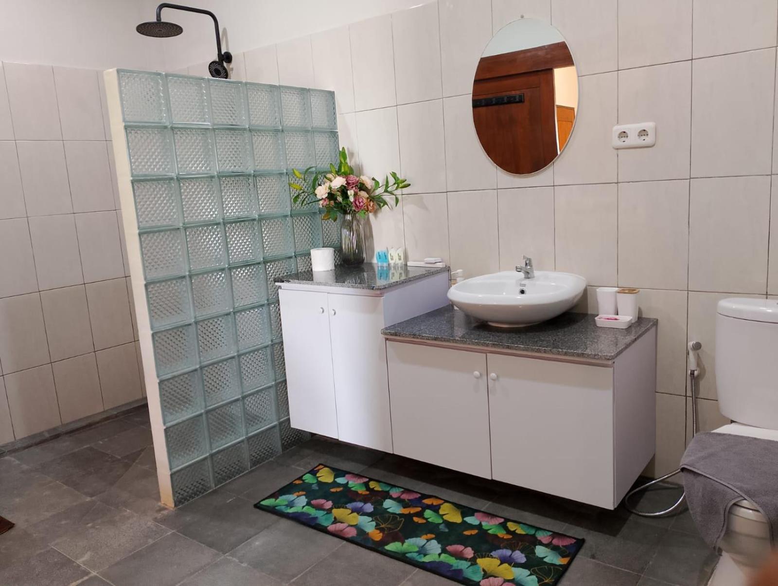 Mama Nings Beach Hotel Sekongkang Екстериор снимка