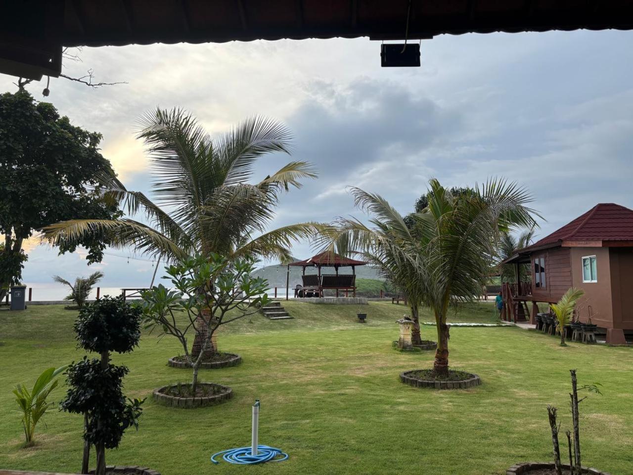 Mama Nings Beach Hotel Sekongkang Екстериор снимка